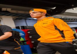 Lando Norris caminha antes de disputar prova da F1