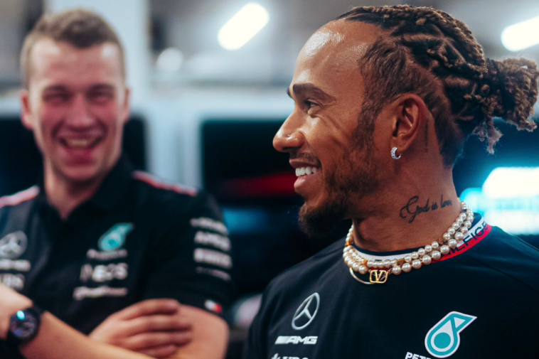 Foto de Lewis Hamilton no GP de Las Vegas para ilustrar o piloto que avalia primeira impressão da etapa da Fórmula 1 disputada na cidade estadunidense