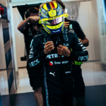 Foto de Lewis Hamilton após qualificatória do GP de Abu Dhabi com o Mercedes W14 para ilustrar o piloto que voltou a criticar o carro da equipe na temporada da F1
