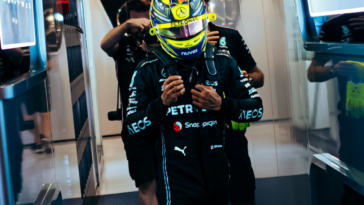 Foto de Lewis Hamilton após qualificatória do GP de Abu Dhabi com o Mercedes W14 para ilustrar o piloto que voltou a criticar o carro da equipe na temporada da F1