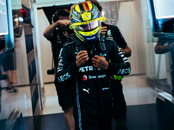 Foto de Lewis Hamilton após qualificatória do GP de Abu Dhabi com o Mercedes W14 para ilustrar o piloto que voltou a criticar o carro da equipe na temporada da F1
