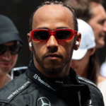 Foto de Lewis Hamilton antes do GP de Las Vegas na Fórmula para ilustrar o piloto heptacampeão mundial que projetou a etapa da cidade estadunidense
