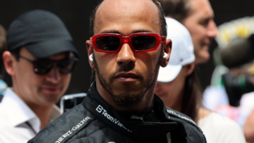 Foto de Lewis Hamilton antes do GP de Las Vegas na Fórmula para ilustrar o piloto heptacampeão mundial que projetou a etapa da cidade estadunidense