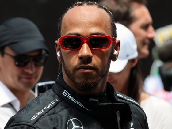 Foto de Lewis Hamilton antes do GP de Las Vegas na Fórmula para ilustrar o piloto heptacampeão mundial que projetou a etapa da cidade estadunidense