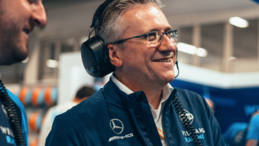 Foto de Pat Fry em apresentação na Williams para representar o novo diretor da equipe na Fórmula 1 que abriu o jogo sobre deixar a Alpine na F1