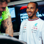Foto de Lewis Hamilton, Mercedes, no GP de Las Vegas para ilustrar o piloto que teve modelo de seu primeiro carro na equipe vendido em leilão por valor milionário