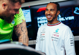 Foto de Lewis Hamilton, Mercedes, no GP de Las Vegas para ilustrar o piloto que teve modelo de seu primeiro carro na equipe vendido em leilão por valor milionário