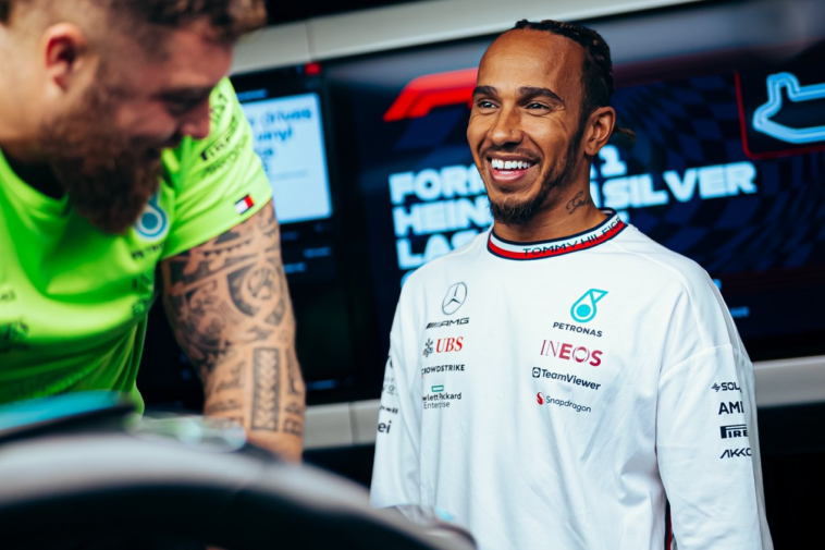 Foto de Lewis Hamilton, Mercedes, no GP de Las Vegas para ilustrar o piloto que teve modelo de seu primeiro carro na equipe vendido em leilão por valor milionário