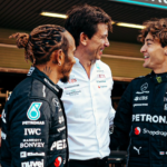 Foto de Toto Wolff em prova da Fórmula 1 para representar o chefe da Mercedes que elogiou a repreensão da organização FIA por conta da declarações com palavrões na F1