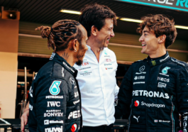 Foto de Toto Wolff em prova da Fórmula 1 para representar o chefe da Mercedes que elogiou a repreensão da organização FIA por conta da declarações com palavrões na F1