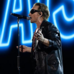 Bono apresenta o GP de Las Vegas de Fórmula 1 ao seu público.
