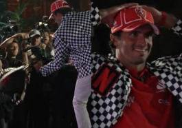 Carlos Sainz quebra troféu da Netflix Cup