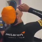 Lando Norris bebendo Red Bull