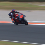 Imagem de vídeo de Marc Márquez estreando pela Ducati para ilustrar a opinião do ex-companheiro Dani Pedrosa sobre o piloto se sentir à vontade na nova equipe na MotoGP