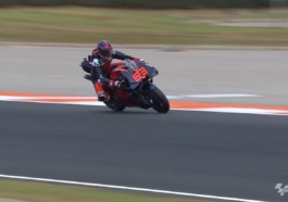 Imagem de vídeo de Marc Márquez estreando pela Ducati para ilustrar a opinião do ex-companheiro Dani Pedrosa sobre o piloto se sentir à vontade na nova equipe na MotoGP