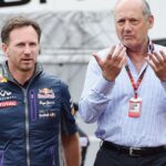 Ron Dennis e Christian Horner são condecorados pelo Rei Charles