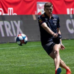 Max Verstappen joga futebol