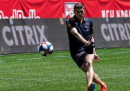 Max Verstappen joga futebol