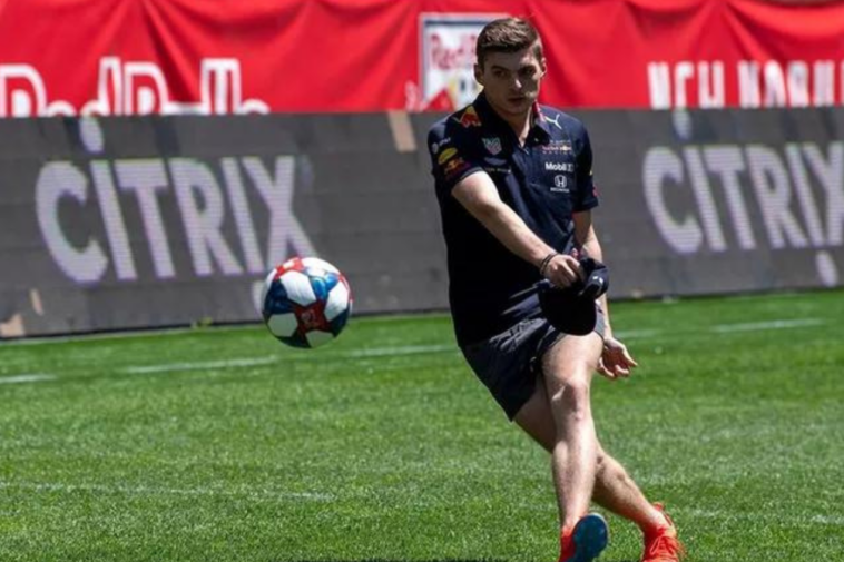 Max Verstappen joga futebol