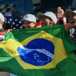 Felipe Nasr celebra vitória com a bandeira do Brasil
