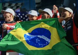 Felipe Nasr celebra vitória com a bandeira do Brasil
