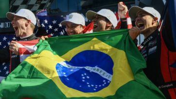 Felipe Nasr celebra vitória com a bandeira do Brasil