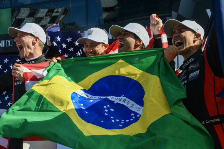 Felipe Nasr celebra vitória com a bandeira do Brasil