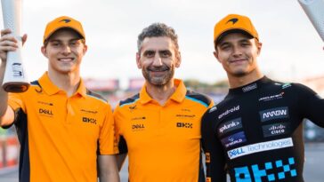 Oscar Piastri, Andrea Stella e Lando Norris da McLaren