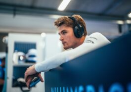 Logan Sargeant aguarda preparação de seu carro.