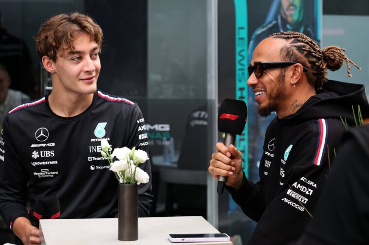 Titulares da Mercedes, George Russell (à esquerda) e Lewis Hamilton (à direita) protagnizaram a primeira dobradinha da temporada 2024 da Fórmula 1