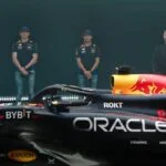 Max Verstappen, Sergio Pérez e Christian Horner, junto ao RB20, da Red Bull