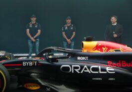 Max Verstappen, Sergio Pérez e Christian Horner, junto ao RB20, da Red Bull