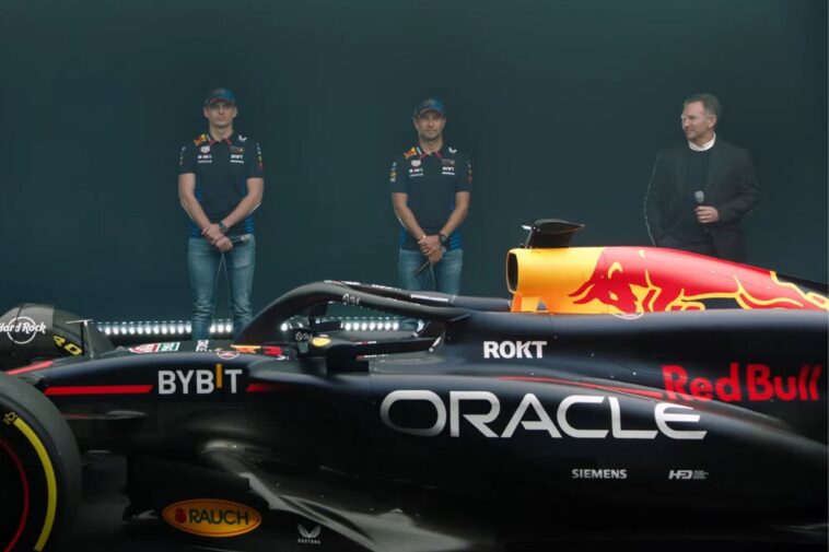 Max Verstappen, Sergio Pérez e Christian Horner, junto ao RB20, da Red Bull