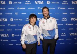 Yuki Tsunoda (à esquerda) e Daniel Ricciardo (à direita) disputam a Fórmula 1 pela Visa RB