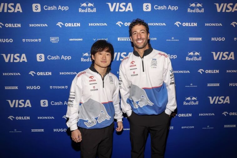 Yuki Tsunoda (à esquerda) e Daniel Ricciardo (à direita) disputam a Fórmula 1 pela Visa RB