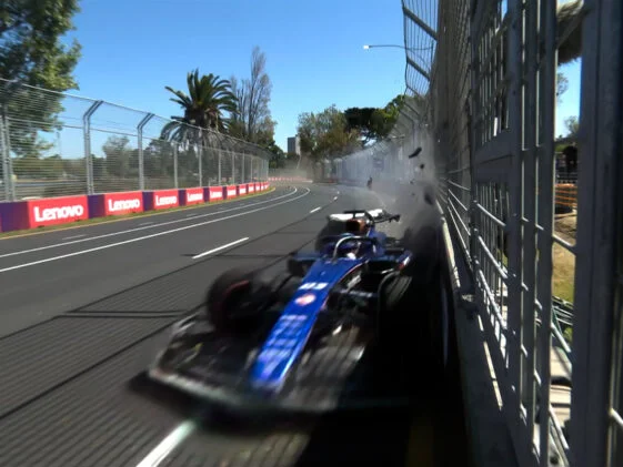 Alexander Albon da Williams bate no muro