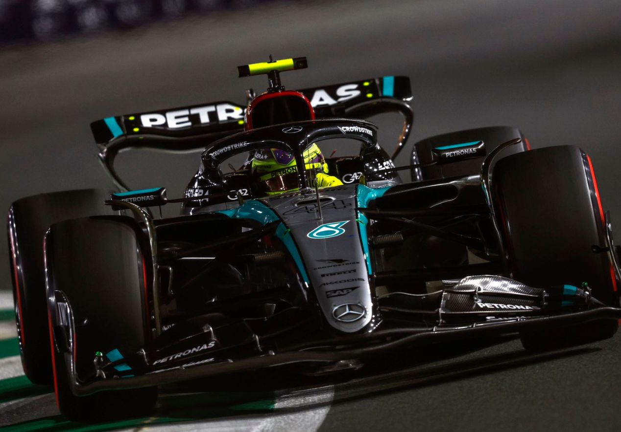 Hamilton demonstra insatisfação com carro após nono lugar na Arábia Saudita: “É uma realidade difícil”