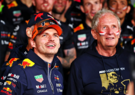 Verstappen ao lado de Helmut Marko