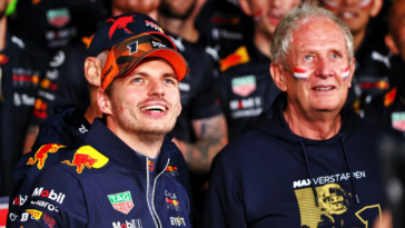 Verstappen ao lado de Helmut Marko