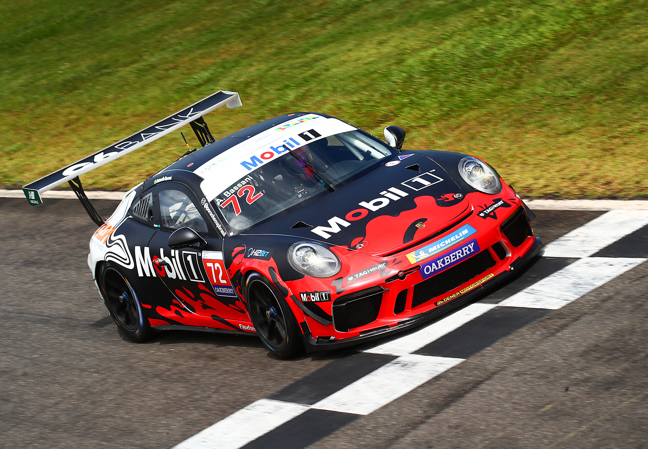 Em pista da primeira pole, Antonella Bassani busca colocar a Mobil na liderança da Porsche Sprint Challenge