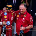 Frederic Vasseur, chefe da Ferrari, ao lado de Charles Leclerc.