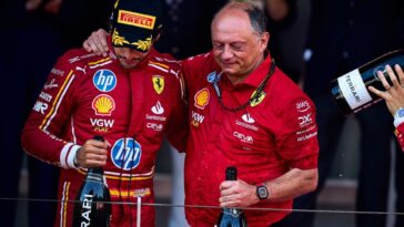 Frederic Vasseur, chefe da Ferrari, ao lado de Charles Leclerc.