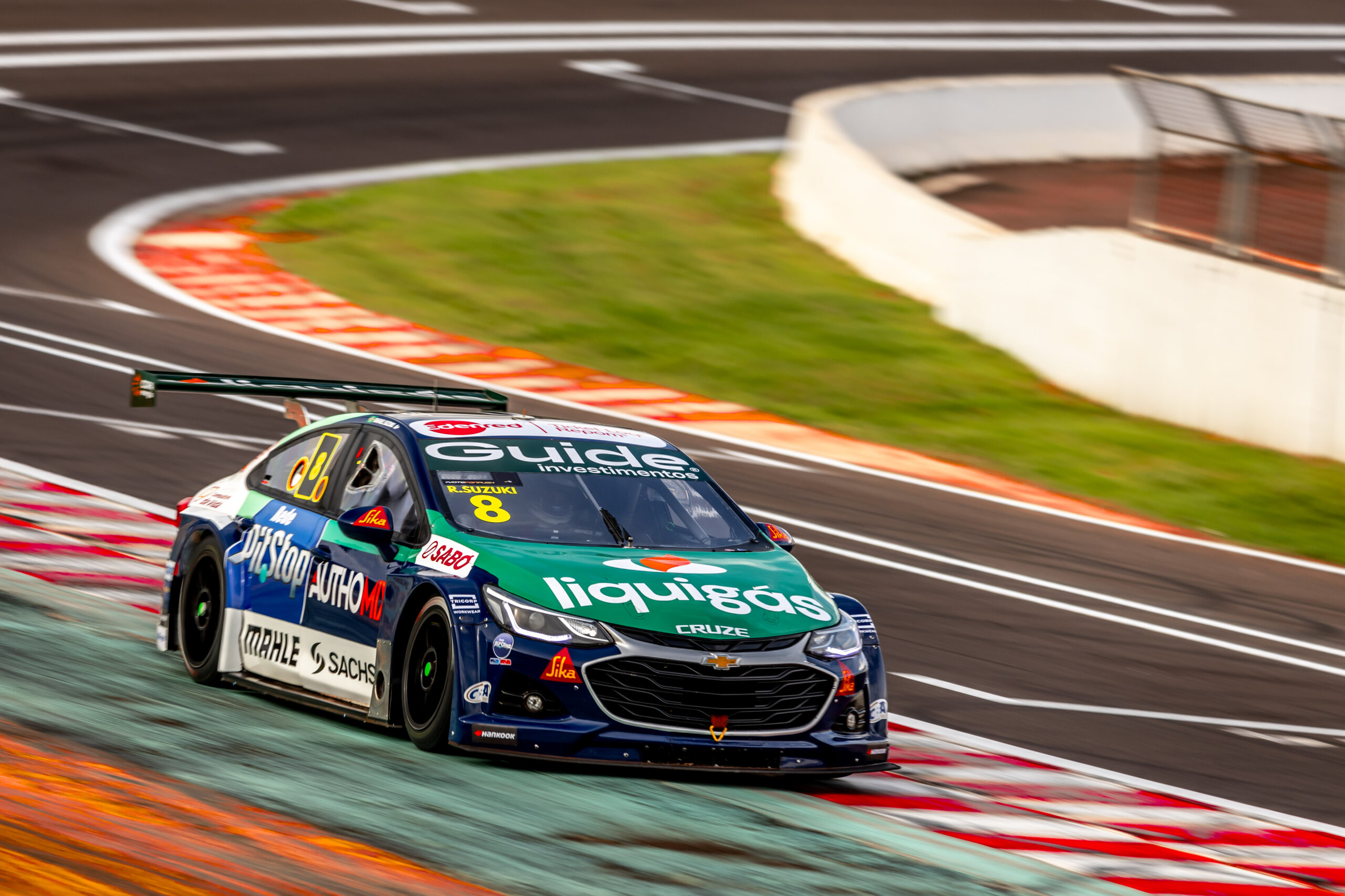 Stock Car: Rafael Suzuki briga pelo pódio e avança para a segunda posição do campeonato em Cascavel