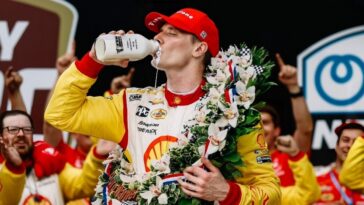 Josef Newgarden, celebrando a vitória na Indy 500 de 2024