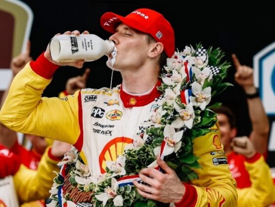 Josef Newgarden, celebrando a vitória na Indy 500 de 2024