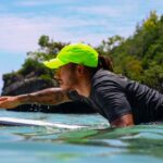 Lewis Hamilton surfando