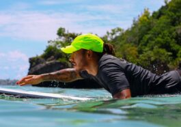 Lewis Hamilton surfando