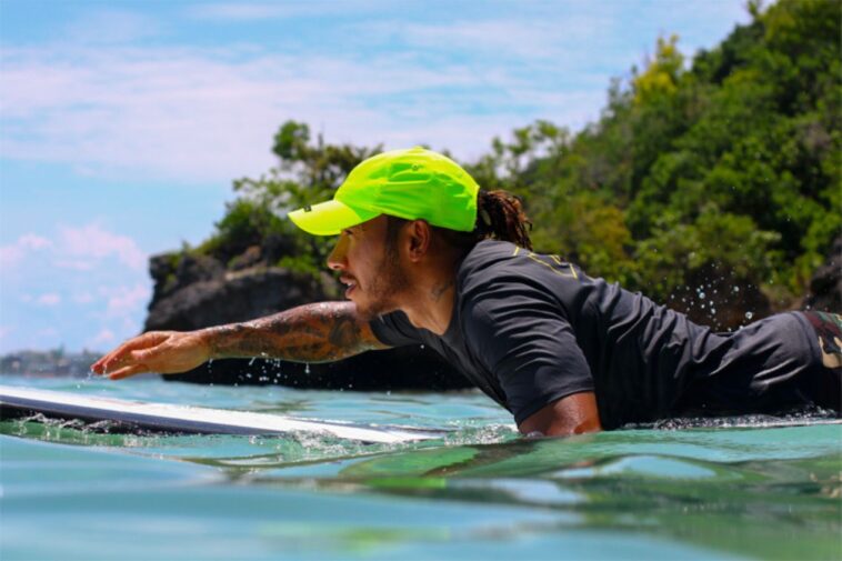 Lewis Hamilton surfando