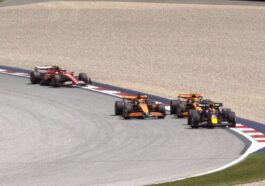 Verstappen e outros carros da F1