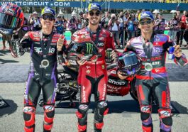 Viñales, Bagnaia e Martín, da esquerda pra direita